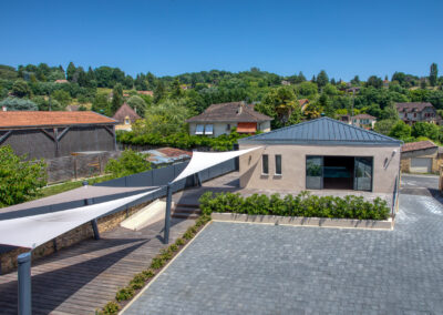 vue d'en haut cours intérieure et accès espace balnéo maison du cours d'eau sarlat