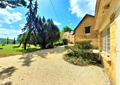 vue de côté manoir location sarlat